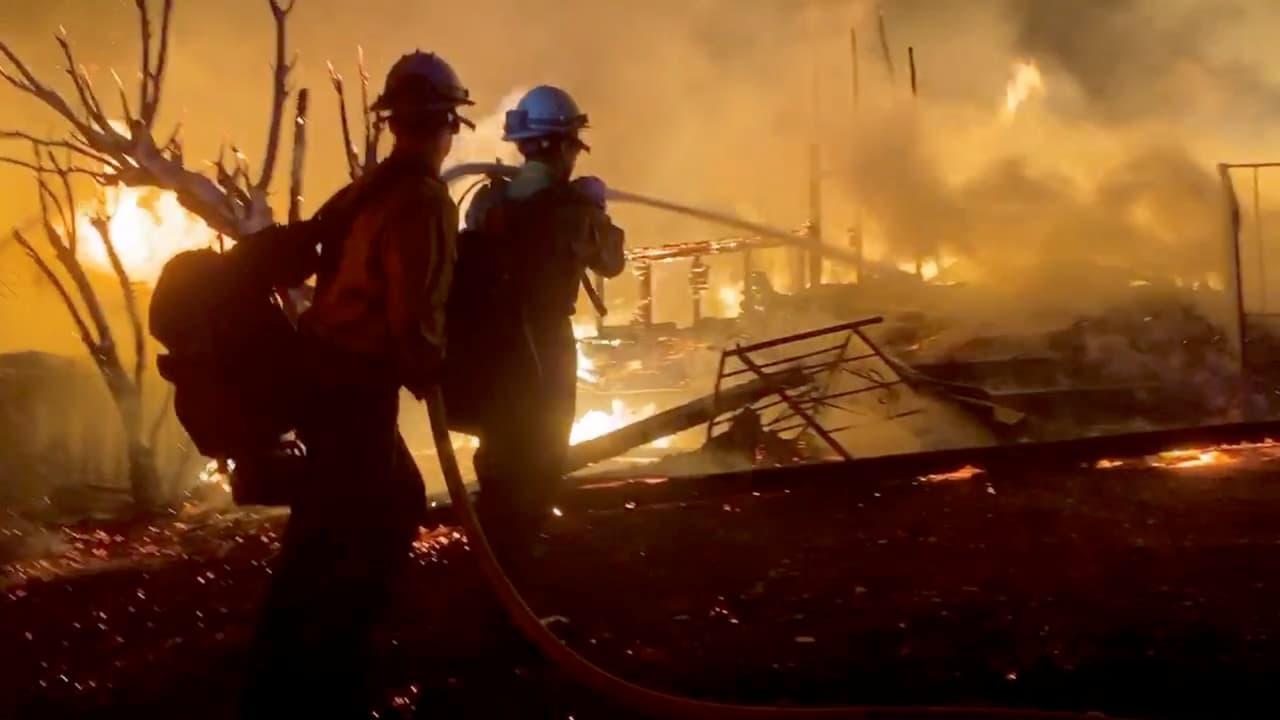 Los bomberos del condado de San Bernardino, a 60 millas (96 kilómetros) al sur de Los Ángeles, combatieron toda la tarde y noche un incendio llamado 'Hillside' que se propagó rápidamente en una zona residencial.