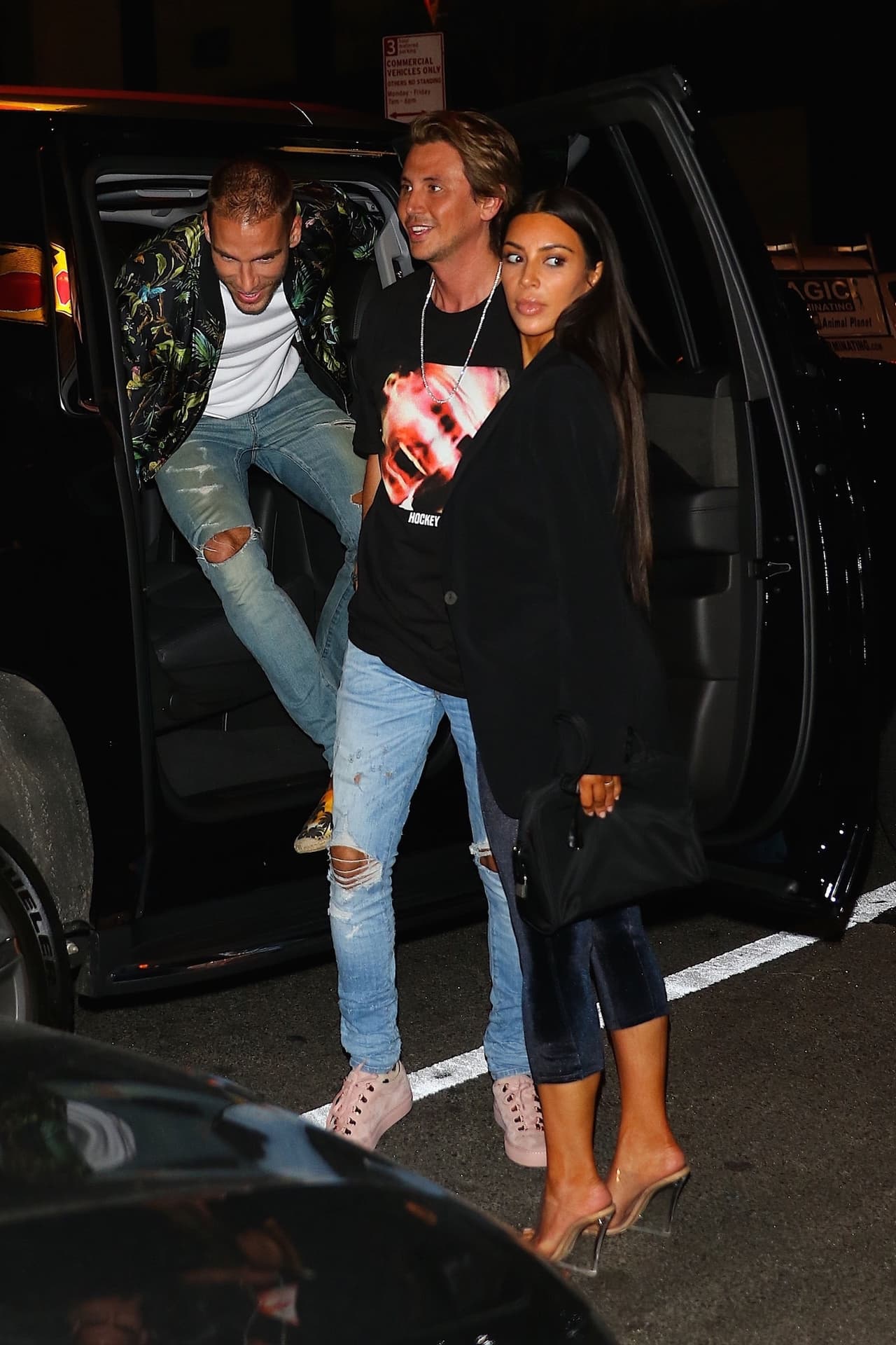 Kim Kardashian salió a cenar con la estrella de realities Jonathan Cheban y el relacionista público Simon Huck al restaurante Estiatorio Milos, uno de los más reconocidos en el mundo de comida marina y mediterránea. Kardashian usó un brazalete Gucci, leggings de terciopelo, un blaze negro, tacones y algo que parece un simple brasier.