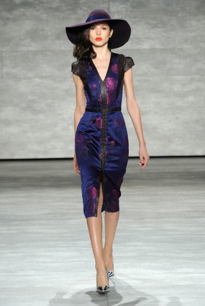 Un detalle clásico dentro del estilo romántico es el estampado floral, pero eso no significa que debes lucir como cortina. El estampado floral moderno se ubica sobre una base oscura y metálica.