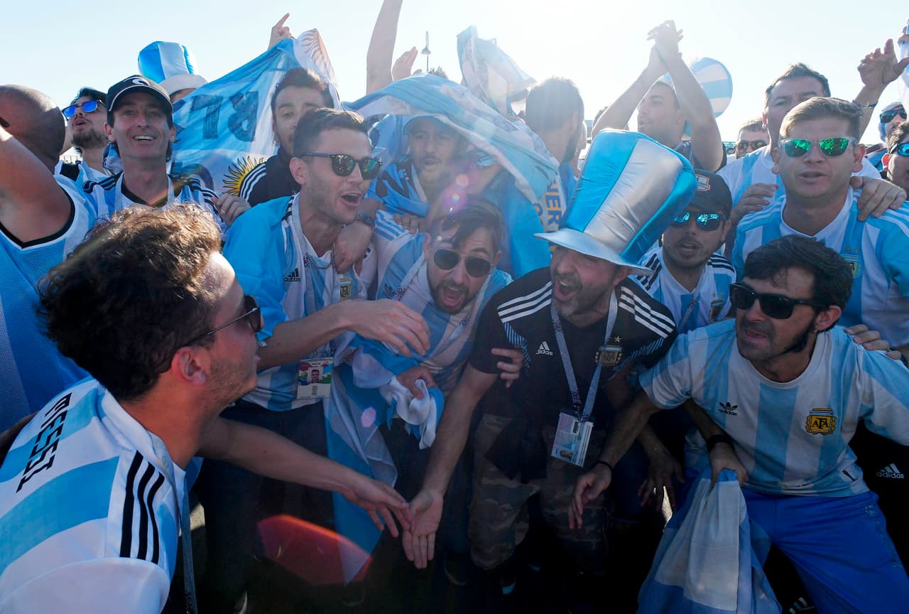 Los fanáticos de Argentina inundan de pasión el partido contra Nigeria en un encuentro de alegría y colorido en el tercer y definitivo partido del grupo D del Mundial Rusia 2018.