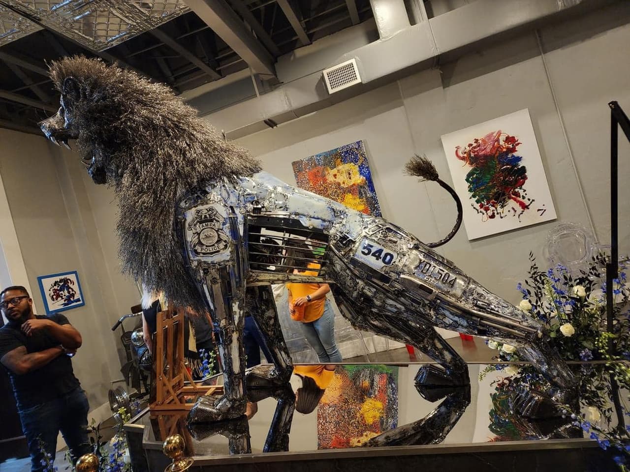 La escultura está inspirada en el oficial Jesse Madsen, quien murió en marzo de 2021 cuando fue atropellado por un vehículo que circulaba en sentido contrario en la I-275.