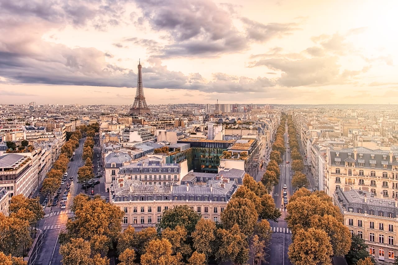 <h3 class="cms-H3-H3">3. París, Francia </h3>
<br>
<br>Una de las ciudades más emblemáticas del mundo se sigue colocando dentro de las preferencias turísticas a tres años de albergar
<b>una nueva edición de los <a href="https://www.univision.com/deportes/temas/juegos-olimpicos">Juegos Olímpicos. </a></b>
<br>
<br>Esta circunstancia, junto a la visión constante de seguir mejorando su calidad de vida, la capital francesa ha generado infraestructura mejorada con 24 nuevos hoteles que sirven
<b>para alojar a visitantes hambrientos de empaparse con su cultura y su gastronomía. </b>
<br>
<br>
<br>