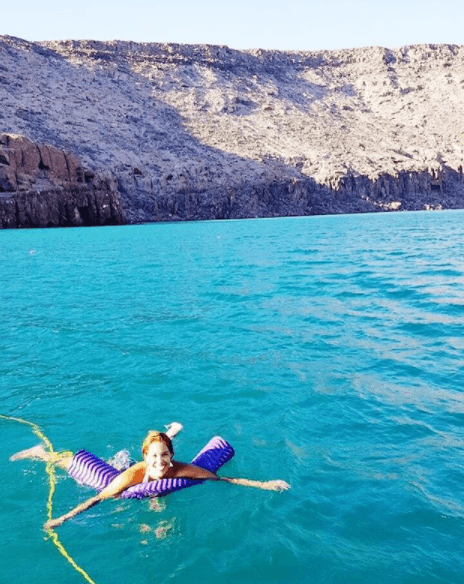 Divirtiéndose como niña en la hermosa Isla Espíritu Santo.