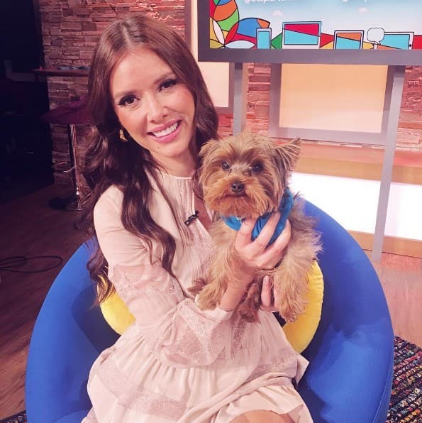 Con la hermosa actriz mexicana, Marlene Favela, nuestra estrella peluda se mostró muy emocionado y contento.