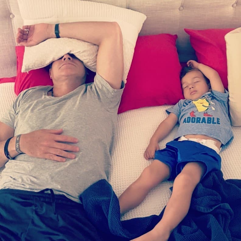 ¿Un descansito? Alan y su pequeño Liam aprovechan para dormir la siesta, un poco mimetizados, en estos días de confinamiento.