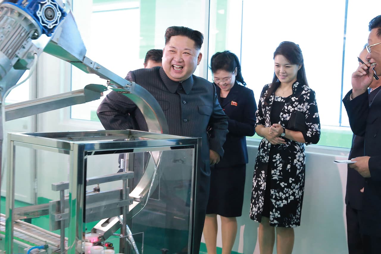 Vistiendo un vestido floreado, Ri Sol-ju acompaña a su esposo Kim Jong-Un a la inspección de una fábrica de cosméticos en Pyongyang. Expertosos señalan a Reuters que la imagen de ella ha ayudado a crear una imagen más suave y accesible para Kim, algo que lo está ayudado a "pulir sus credenciales como líder mundial", dice la agencia.