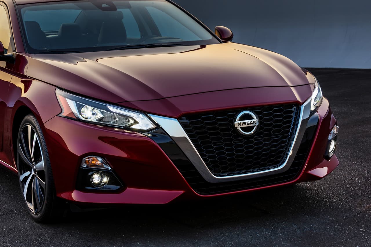 Al frente del Nissan Altima 2019 la
<b> parrilla ‘V-motion’ </b>con bordes cromados, luces LEDs más estilizadas y cofre con unas nuevas líneas de expresión.