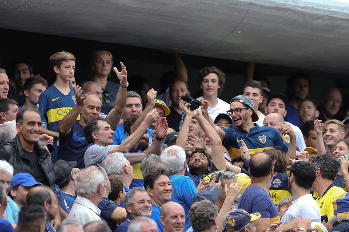 Los hinchas de Boca Juniors y River Plate viven con pasión la ida en la final de Copa Libertadores. Los xeneizes lo disfrutan en La Bombonera, mientras los 'millonarios' apoyan en el Monumental, pues no pueden ir al estadio de su rival.