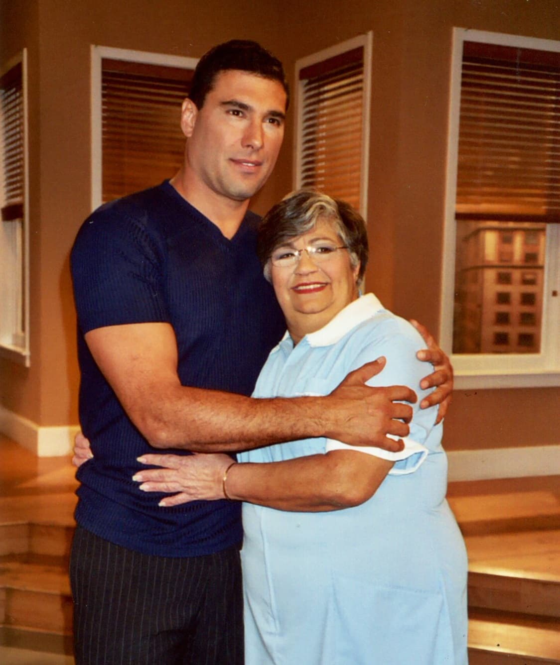 En esta otra fotografía junto al actor Eduardo Yáñez.