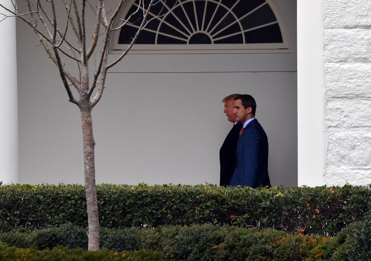 Guaidó se alojó en la casa reservada para los invitados oficiales de la Casa Blanca, en la que estaba izada este miércoles una bandera venezolana y que estaba rodeada por fuertes medidas de seguridad, según constató la agencia Efe.
<br>