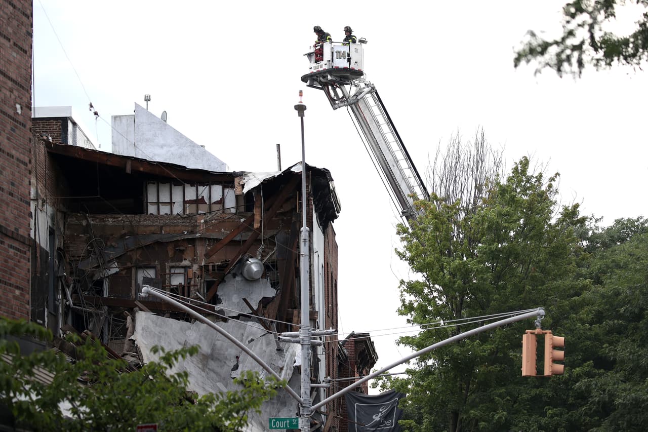 Los miembros del FDNY permanecen en la escena, y las operaciones están en curso.
<br>