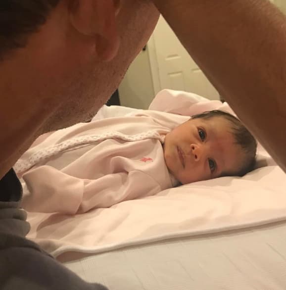 Hay veces que una mirada vale más que mil palabras, Johnny nos derrite de ternura con esta tierna foto de su nieta.