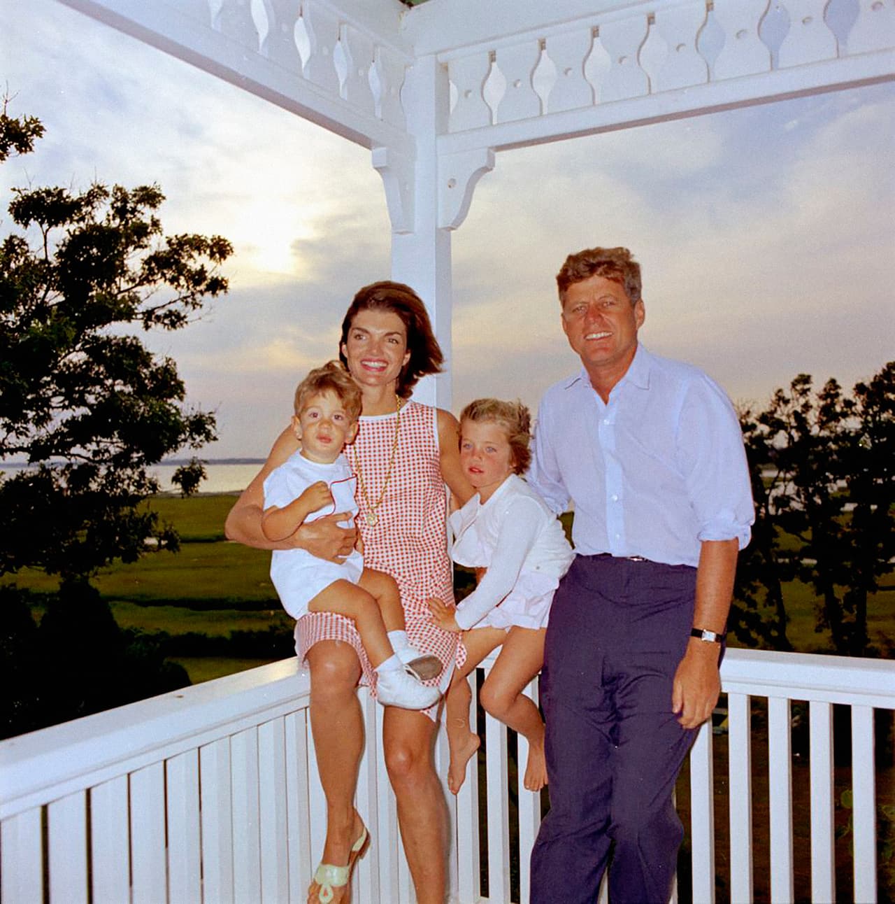 En agosto de 1962, la familia presidencial posa para una fotografía en Hyannis Port, Massachusetts, otra de las propiedades de los Kennedy. En ese momento, una de las prioridades de la gestión de JFK era superar a la Unión Soviética en la carrera espacial, otra de las batallas de la Guerra Fría. El presidente autorizó la invasión de Bahía de Cochinos contra Fidel Castro en Cuba, un plan de su predecesor Ike Eisenhower que fracasó. El siguiente capítulo en la lucha anticomunista fue la crisis de los misiles, donde finalmente JFK tuvo que negociar con la URSS la no intervención de EEUU en Cuba.