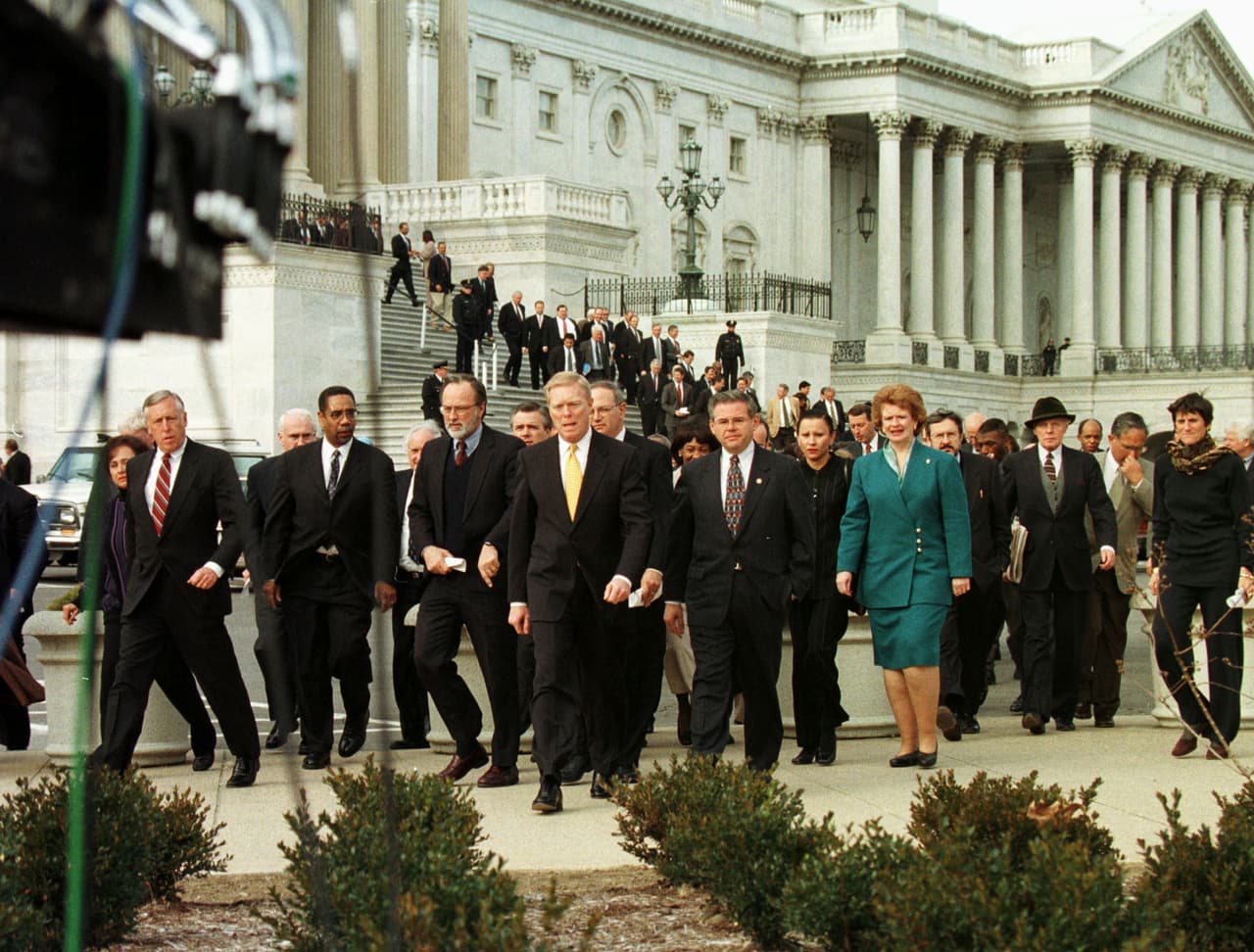 En el centro, el entonces líder demócrata de la Cámara de Representantes, Richard Gephardt, con un grupo de su bancada. Salieron en grupo del Congreso brevemente para protestar por la negativa de los republicanos a permitir una votación sobre un castigo menor que el juicio político, el de la censura a Clinton, el 19 de diciembre de 1998.