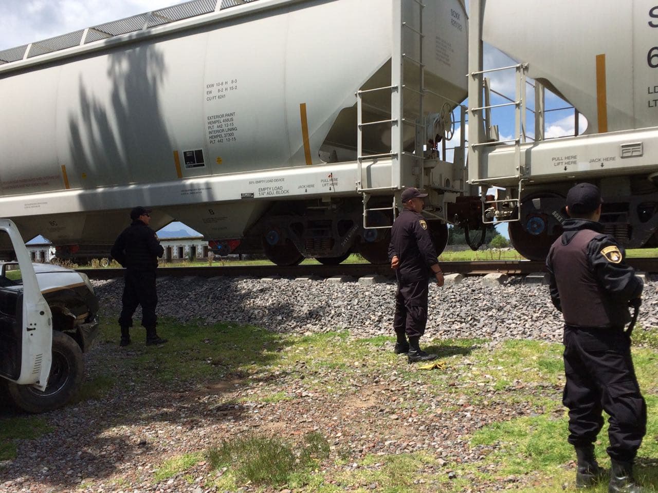 Dos guardias de esta corporación de seguridad revelaron a Univision que hay custodios que disparan contra los migrantes.