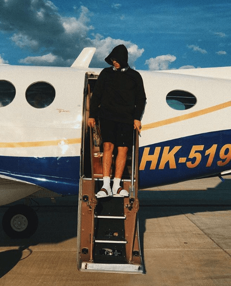 Nominado a siete Premios Juventud, el intérprete también ha podido darse el lujo de viajar en avión privado y evitar los aeropuertos.