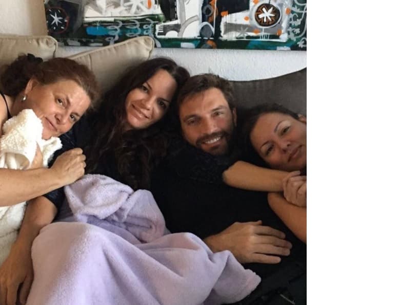 El actor Julian Gil, se reunió con sus hermanas Patricia y Lorena para celebrar a doña Josefina Beltrán, su mami que siempre lo apoya.