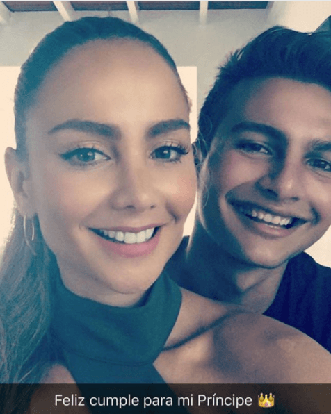 Durante una emisión de 'Despierta América' en 2013, Ximena compartió con la audiencia cómo fue que enfrentó el reto de ser mamá a tan temprana edad. "Tenía un atraso y le dije a mi novio, que era mi primer novio,y él me llevó a hacerme una prueba de embarazo, salió positiva", contó Ximena, quien debió enfrentarse sola a sus padres ante la negativa de su pareja para dar la cara.