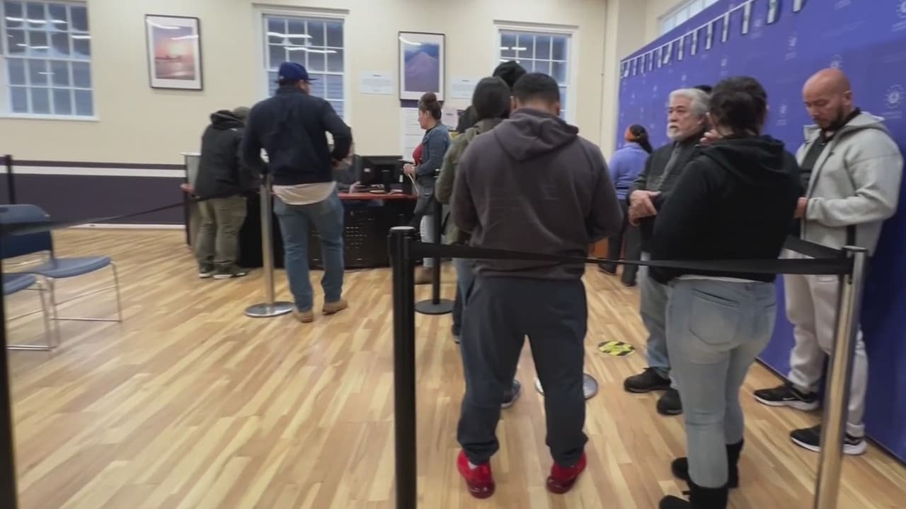 Miles de salvadoreños en el DMV ya pueden votar en las elecciones de su país vía electrónica