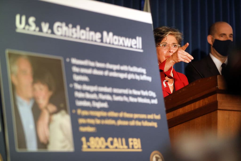 Los fiscales indicaron en la corte que la expareja y
<b> socia de <a href="https://www.univision.com/temas/jeffrey-epstein">Jeffrey Epstein,</a> acusada de ayudar a permitir sus abusos sexuales, </b>debería permanecer en la cárcel sin derecho a fianza, porque sigue siendo un "riesgo de fuga extremo" por cargos "increíblemente graves".
<br>