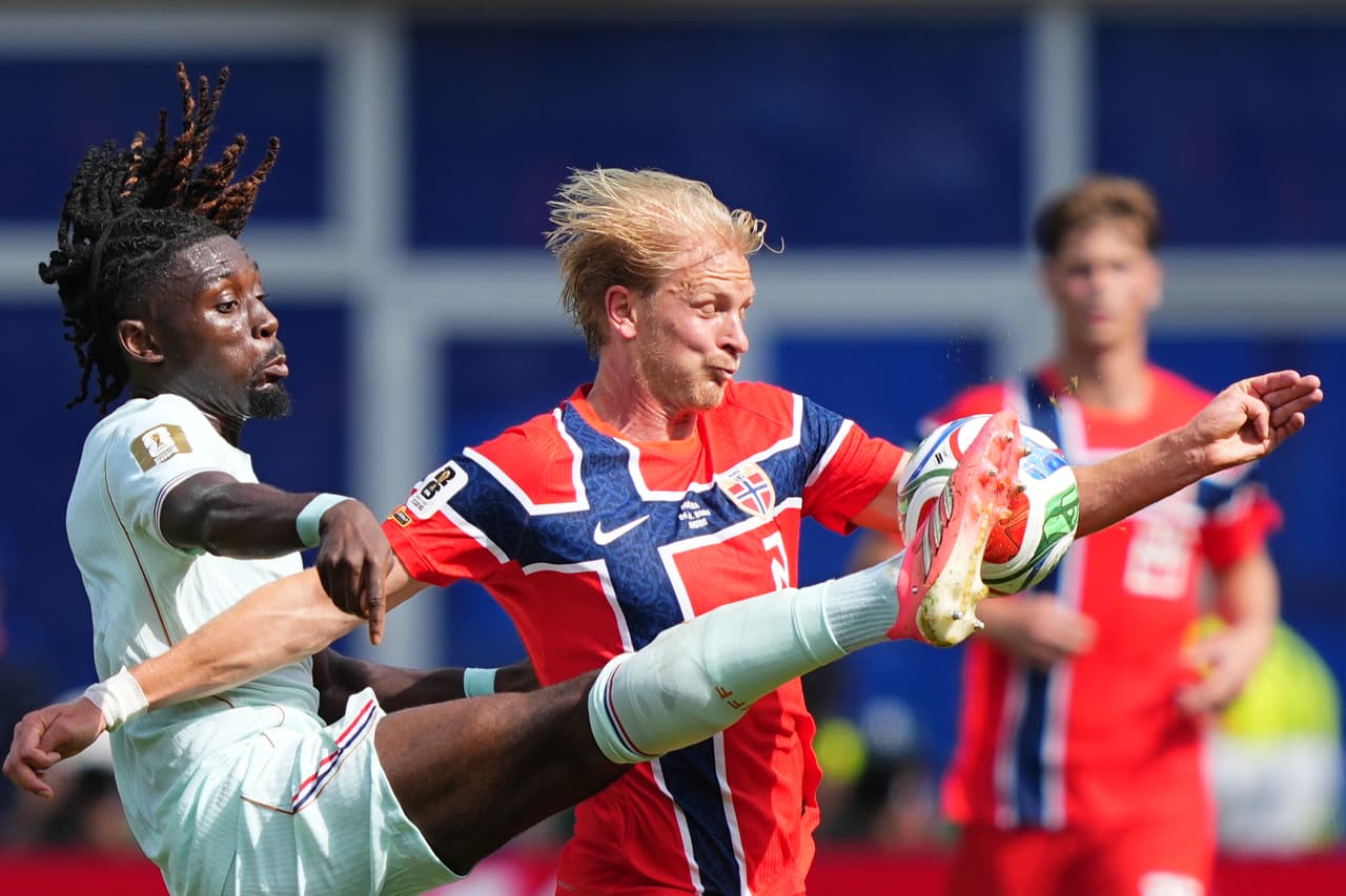Manu Kone, de Francia, se disputa el balón con Morten Thorsby.