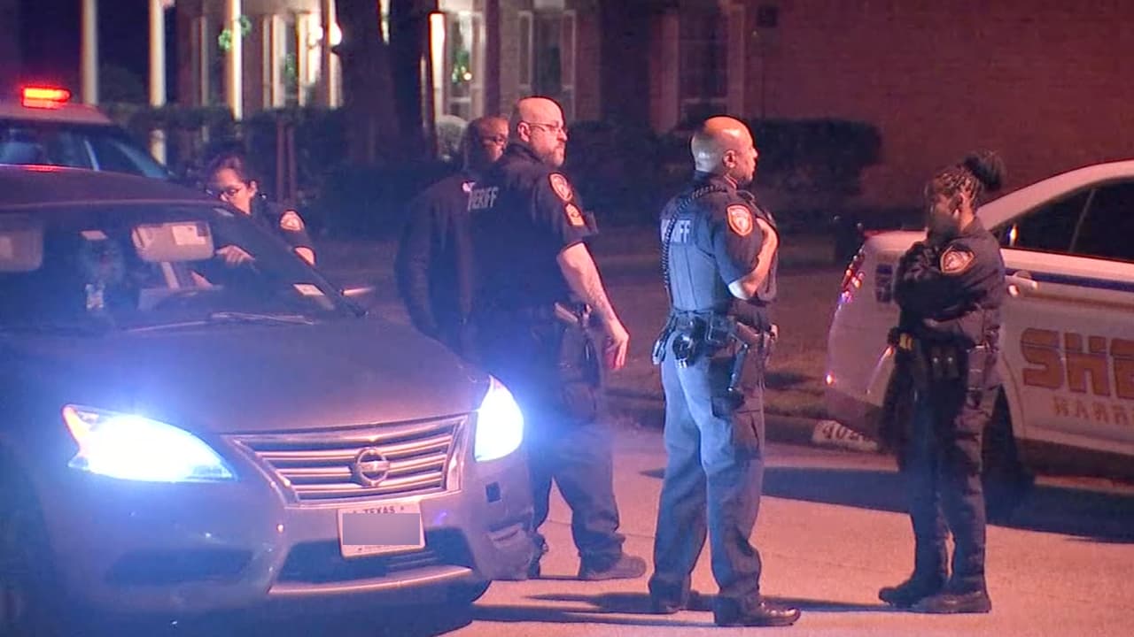 Los jóvenes le dijeron a sus padres que uno de los menores estaba desnudo y los otros dos tenían el pañal mal puesto, según informó Ed González, alguacil del condado Harris.