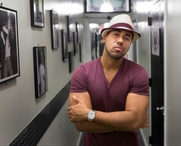 Pero su gran oportunidad para darse a conocer a nivel internacional fue cuando formó parte de Aventura.