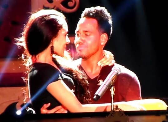 ¡Envidia de la buena! Tener a tremendo galán tan cerquita...