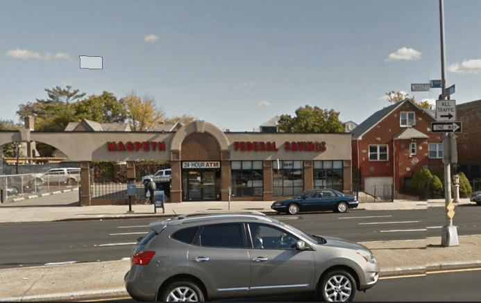 A través de un hueco en el techo ladrones roban un banco en Queens