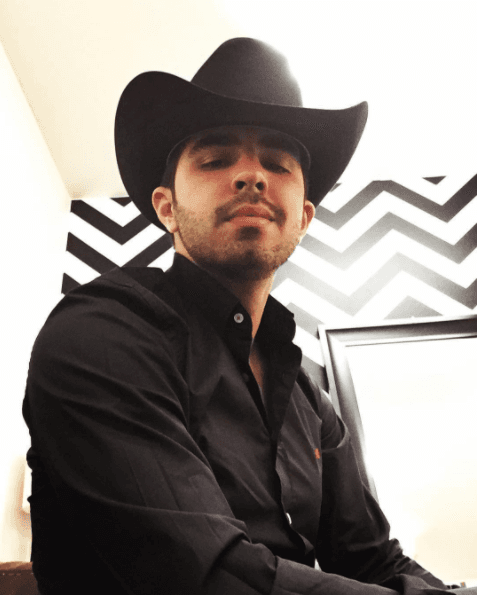 Él es José Alberto Inzunza Favela, mejor conocido como Joss Favela.