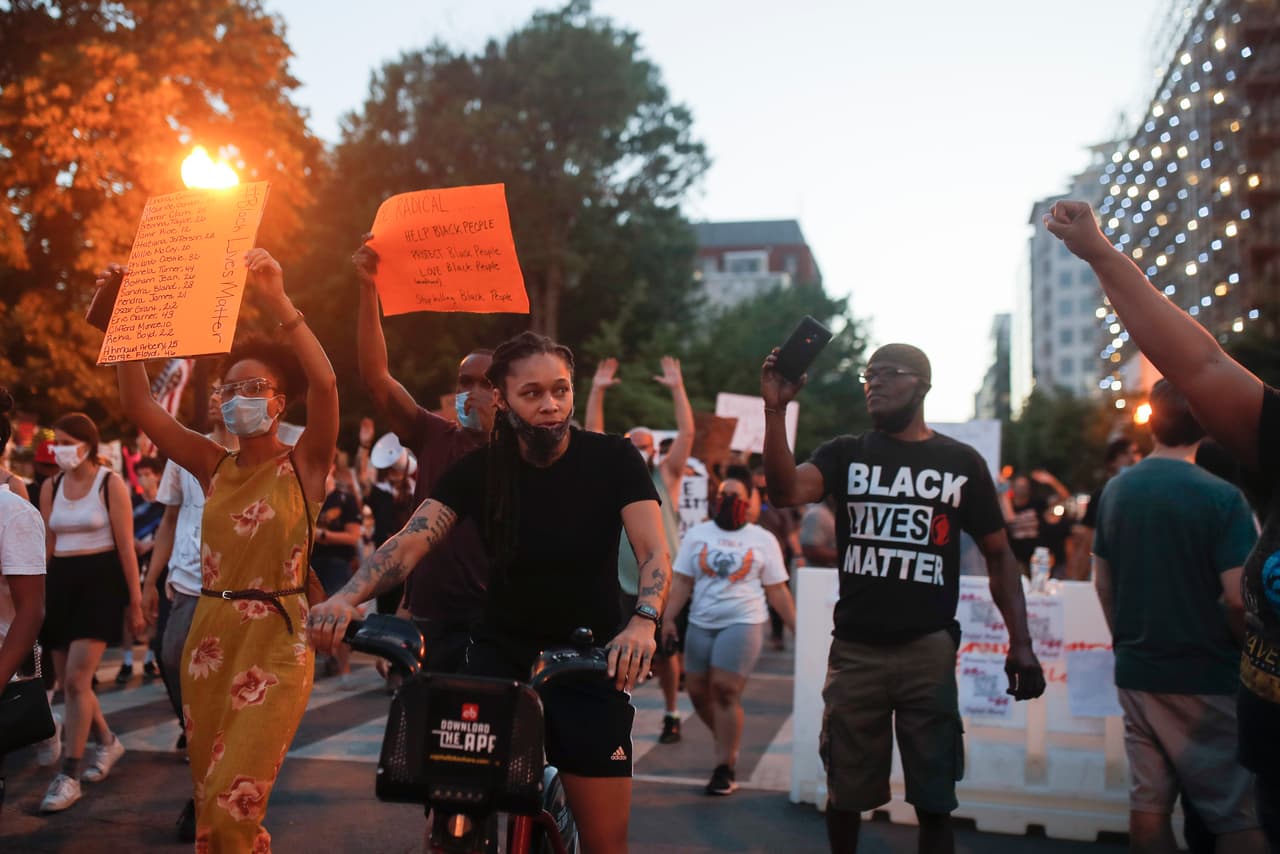 Una marcha pacífica cerca de la Casa Blanca, en Washington. La Plaza Lafayette, que había sido un punto focal durante días de protestas, fue este lunes un lugar de homenaje a George Floyd
<br>