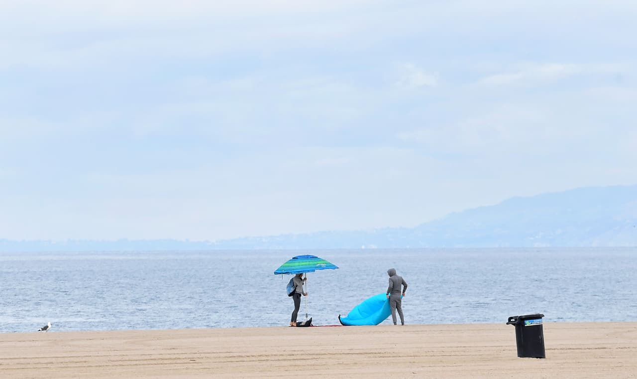 Las playas y parques públicos seguían siendo el destino de cientos de personas.