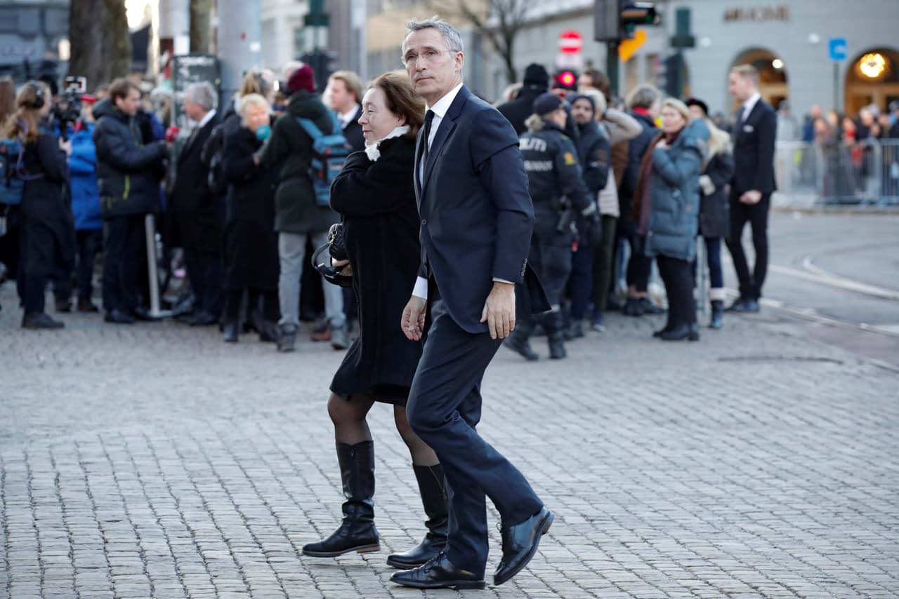 La primera ministra de Noruega, Erna Solberg, su predecesor en el cargo y ahora secretario general de la OTAN, Jens Stoltenberg (en la foto); ministros y políticos asistieron también al funeral.