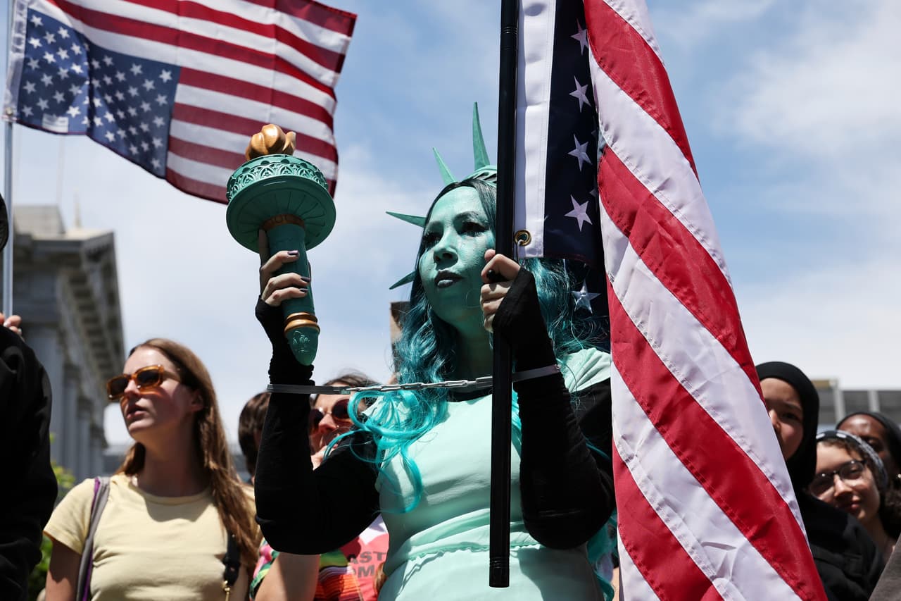 En Oakland, cientos marcharon desde barrios residenciales hasta la Plaza Frank Ogawa con pancartas que exigían el retiro de ICE y el cese de la militarización federal en California.