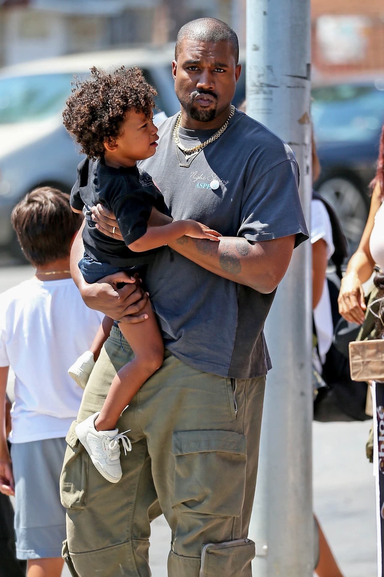 Acompañados por
<b><a href="https://www.univision.com/personas-kanye-west">Kanye West</a></b> y el hermano menor de la pequeña fashionista, la familia arribó al
<b>Carousel Restaurant</b>, en Los Ángeles, un lugar muy frecuentado por la estrella de realitys.