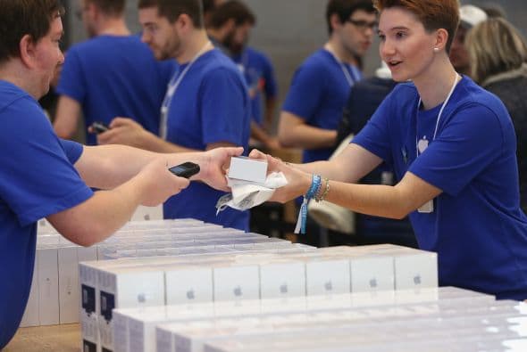 En Alemania los vendedores preparaban desde muy tempranas horas los nuevos iPhone 6 y otros productos de Apple en el primer día de ventas.