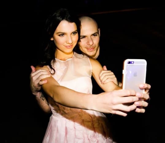 La joven llamada Maya Henry, hizo su sueño realidad al tener a Pitbull en su festejo, que hasta compartió esta selfie. Pero, ¿cuánto cobró Pitbull?