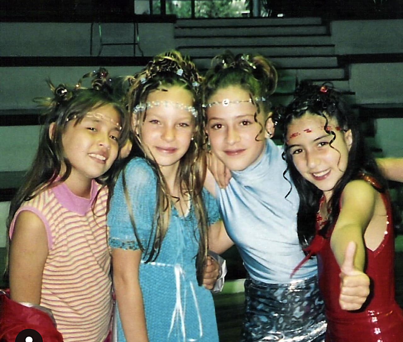 <b>Mini rodetes</b>
<br>Todas las chicas fans del pop en los 90 y principios de los 2000 alguna vez quisieron tener estos chonguitos. 
<br>
<br>Los mini rodetes o ‘bantu knots’ pueden quedar de diferentes tamaños, igual puedes usarlos como 
<b>Belinda</b> y 
<b>Naydelin Navarrete</b> con una diadema de plástico como accesorio.