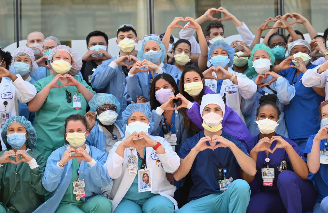 Un grupo de trabajadores del hospital Mount Sinai toman un momento para celebrar el Día Internacional de la Enfermera en Queens, Nueva York. El 12 de mayo se conmemora el cumpleaños de Florence Nightingale, considerada la madre de la enfermería moderna. 
<a href="https://www.univision.com/noticias/salud/mapa-actualizado-del-coronavirus-cifras-de-casos-confirmados-y-fallecidos"><u>Vea aquí nuestro mapa actualizado del coronavirus: cifras de casos confirmados y fallecidos</u></a>
<br>
