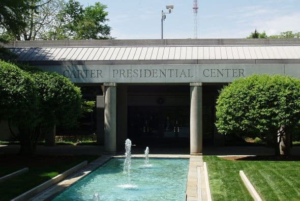 La Biblioteca y Museo Presidencial de Jimmy Carter en Atlanta, Georgia, contiene los papeles del Presidente Jimmy Carter y otros importantes materiales como la Carta de Derechos de los Estados Unidos y del Premio Nobel de la Paz que ganó en el 2002. (Imagen Wikipedia)