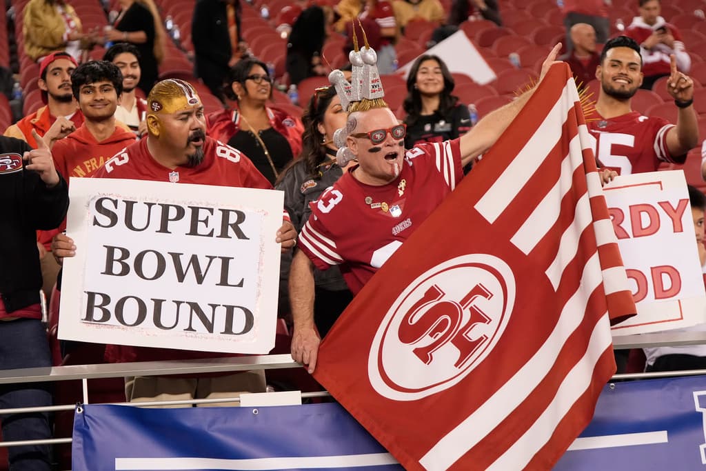 Los fanáticos de los 49ers de San Francisco celebran después del partido de fútbol americano de la NFL por el campeonato de la NFC entre los 49ers y los Lions de Detroit en Santa Clara, California, el domingo 28 de enero de 2024. (Foto AP/Mark J. Terrill)