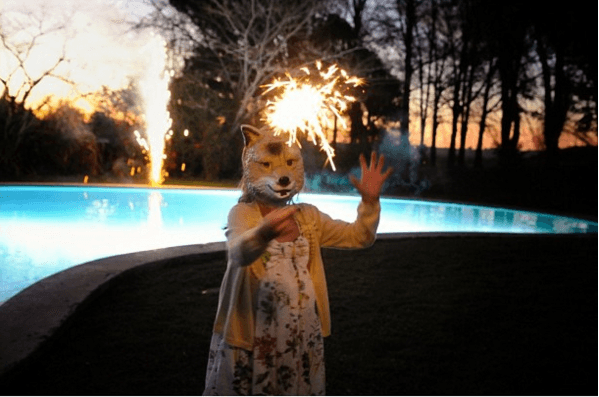 Su faceta más loca podría ser esta, en la que logra capturar el movimiento de las chispas producidas por una bengala.