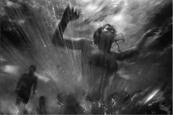 El juego del agua y las formas del cuerpo, son los componentes de esta imagen.