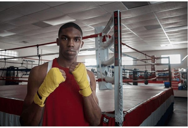 ¿Qué historia habrá detrás de ese vendaje amarillo?