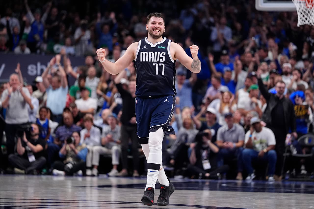 Luka Doncic reacciona tras una jugada durante la primera mitad del cuarto partido de las finales de baloncesto de la NBA contra los Boston Celtics.