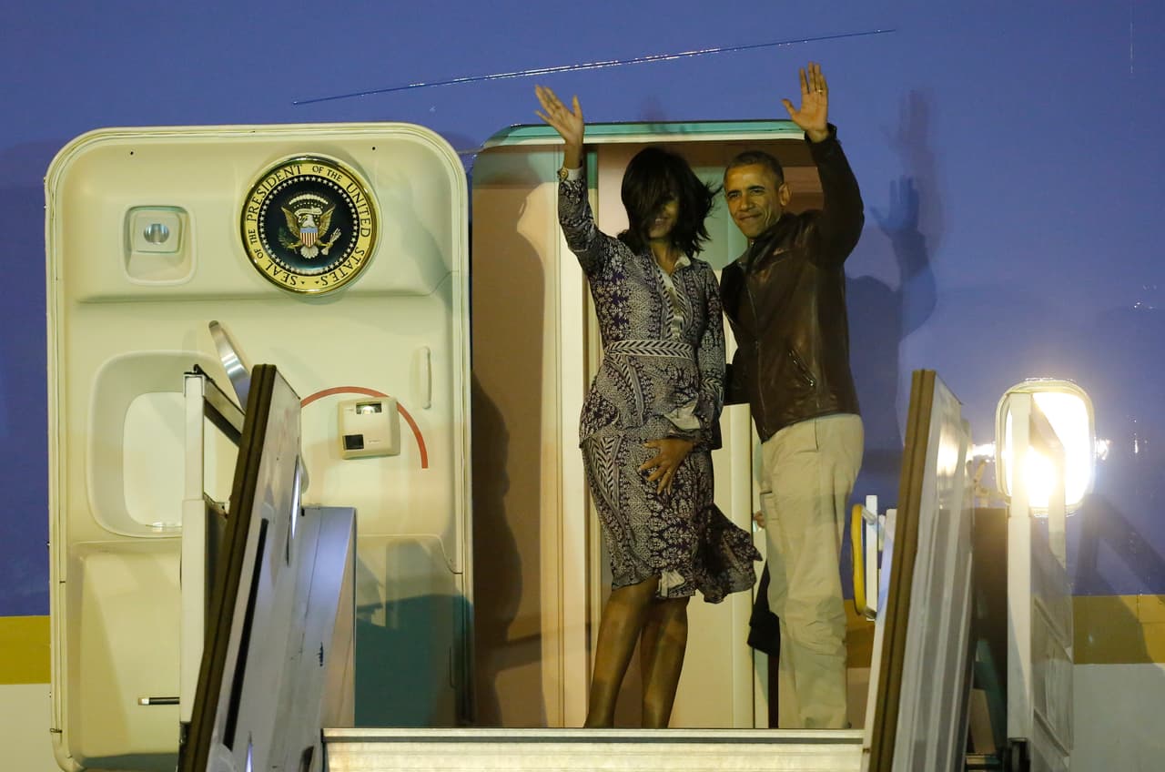 La gira de los Obama por Latinoamérica fue una gran oportunidad para ver el estilo fresco y fácil de llevar de Michelle Obama, que estratégicamente escogió vestidos floreados y estampados que resultaron útiles para diferentes ocasiones. Así, con este vestido de mangas largas y arabescos se despidió la primera dama de Argentina.