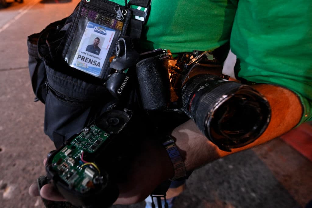 En esta otra imagen, el fotoperiodista guatemalteco José Sanchinelli, del medio 'Nuestro Diario', muestra su cámara destruida por los manifestantes.