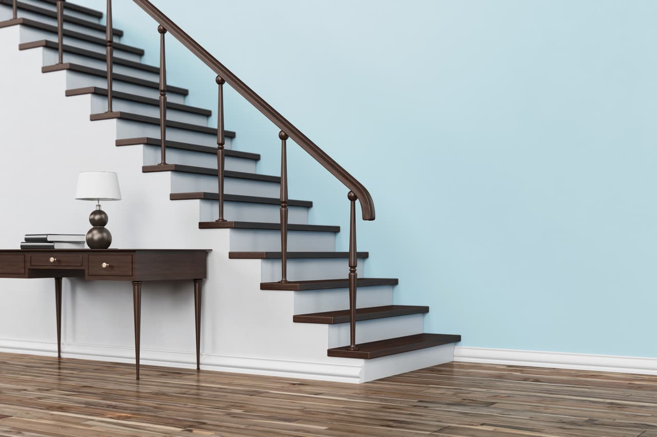 Si tus escaleras son cerradas también puedes decorarlas, si colocas un mueble pegado a ellas o tal vez algunas fotos, la idea es que tú le pongas tu toque personal a cada rincón de tu casa.