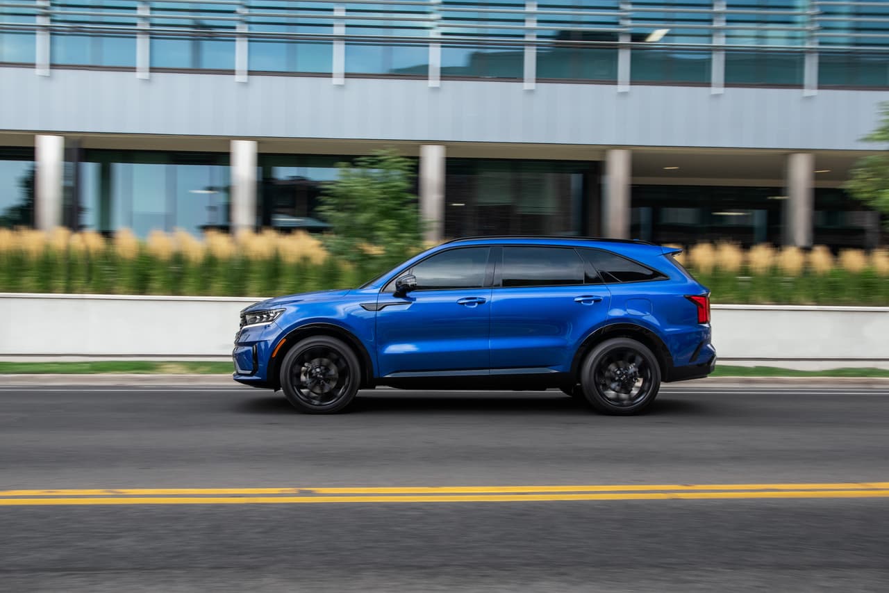 En cuanto a su mecánica, la Sorento ofrece cuatro opciones para su tren motriz, incluyendo dos variantes a gasolina y otras dos electrificadas, con la opción de entregar la potencia ya sea a cada una de las ruedas o bien solo a las delanteras.