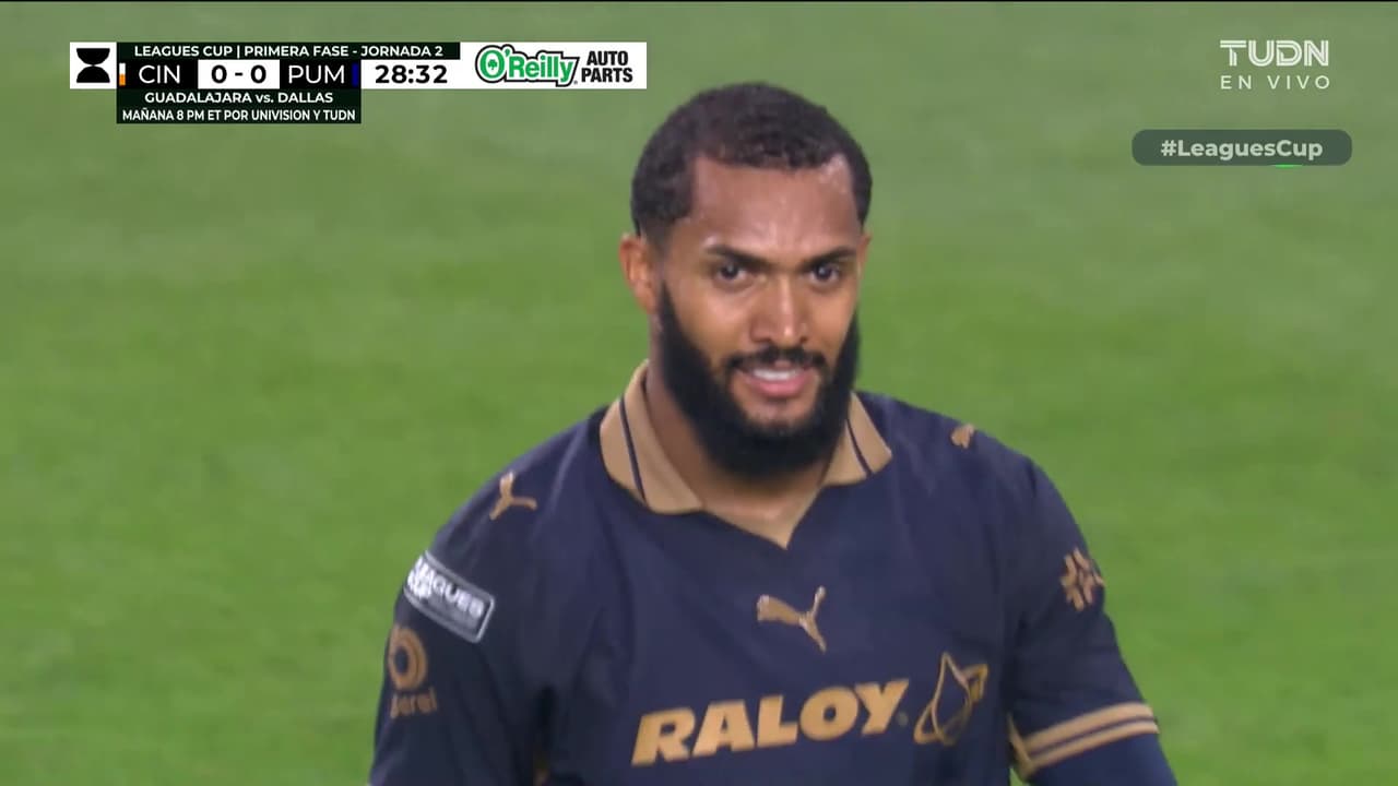 ¡Otra vez Pumas se pierde una clara, Juninho falla su remate!